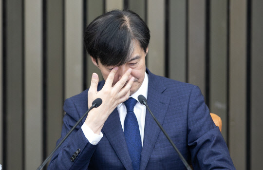 조국 법무부 장관 후보자가 2일 서울 여의도 국회에서 더불어민주당 주재로 열린 기자간담회에 참석해 딸과 관련된 질문에 답변하던 중 눈시울을 붉히고 있다.  박동욱기자 fufus@